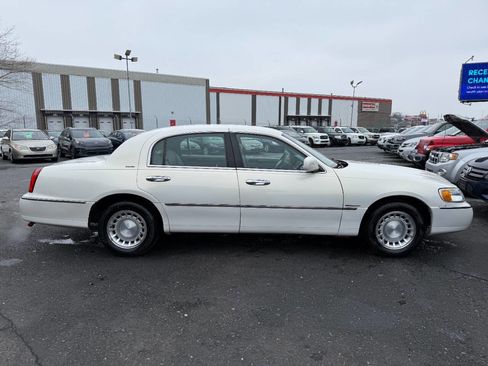 Used 2000 Lincoln Town Car Executive image 4