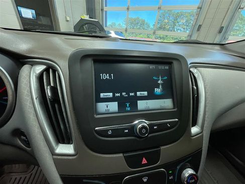 Used 2018 Chevrolet Malibu LS FWD image 17