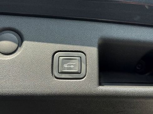 Used 2018 Chevrolet Equinox LT image 19