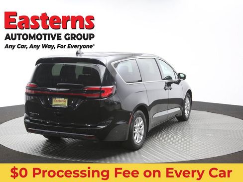 Used 2023 Chrysler Pacifica Touring-L FWD image 40