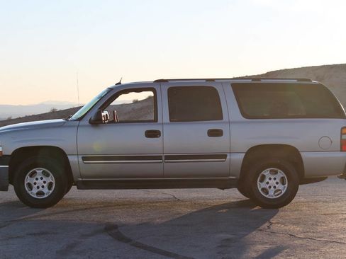 Used 2005 Chevrolet Suburban LS image 5