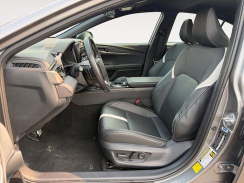 Used 2025 Toyota Camry SE FWD image 6