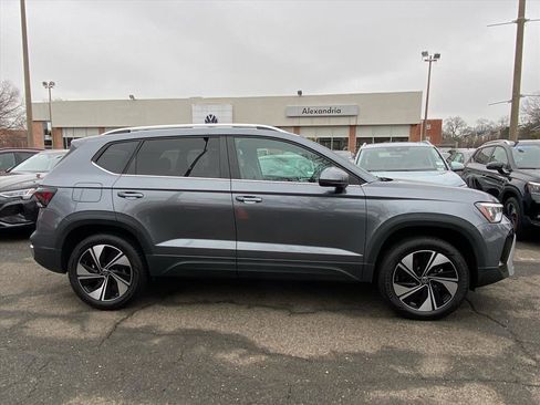Used 2025 Volkswagen Taos SE image 2