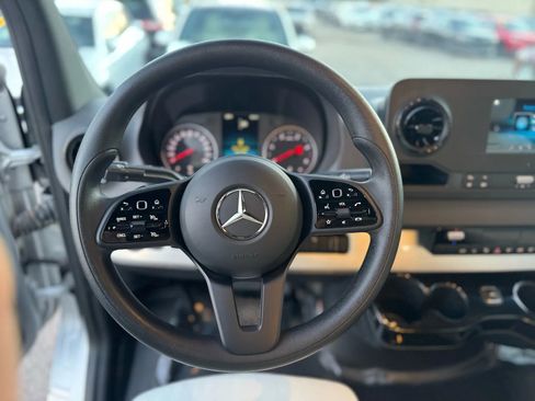 Used 2021 Mercedes-Benz Sprinter 2500 w/ Windows All Around Package image 15