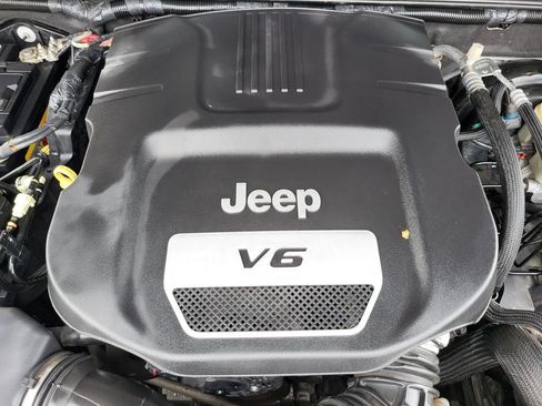 Used 2016 Jeep Wrangler Unlimited Sahara AWD/4WD image 32