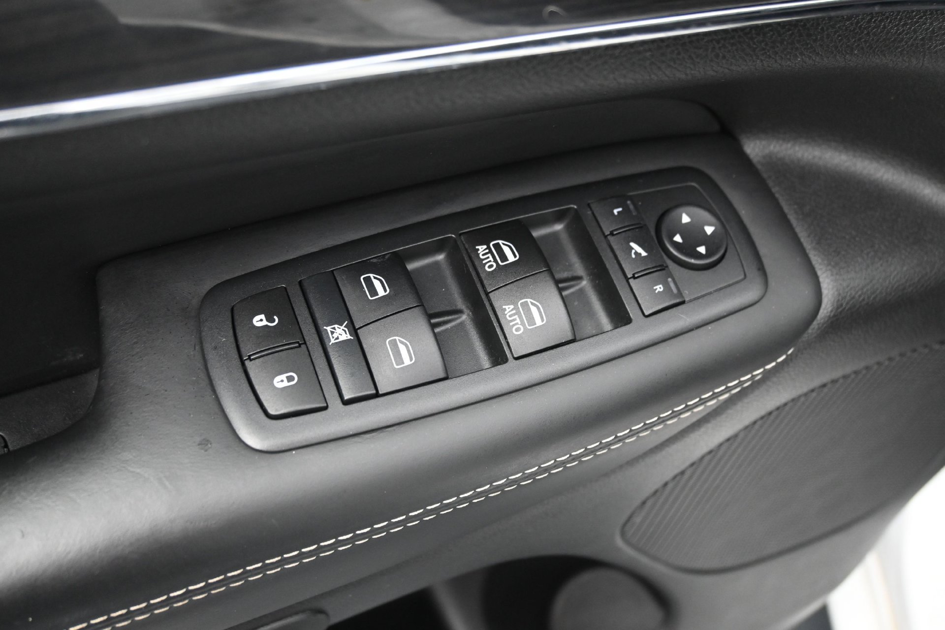 Used 2017 Jeep Grand Cherokee Overland AWD/4WD image 19