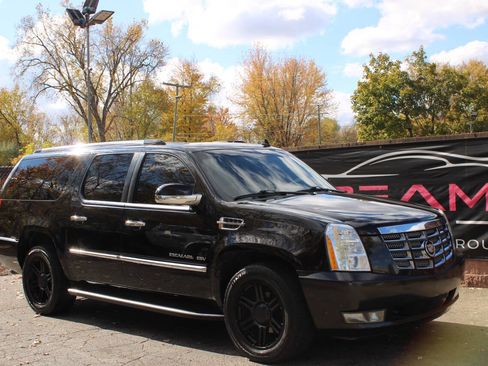Used 2012 Cadillac Escalade ESV Luxury AWD/4WD image 4