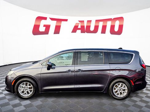 Used 2022 Chrysler Voyager LX image 4