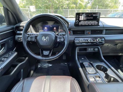 Used 2025 Honda Pilot Black Edition image 17