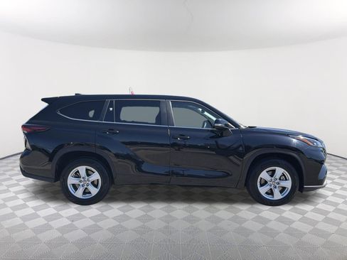 Certified 2025 Toyota Highlander LE FWD image 17