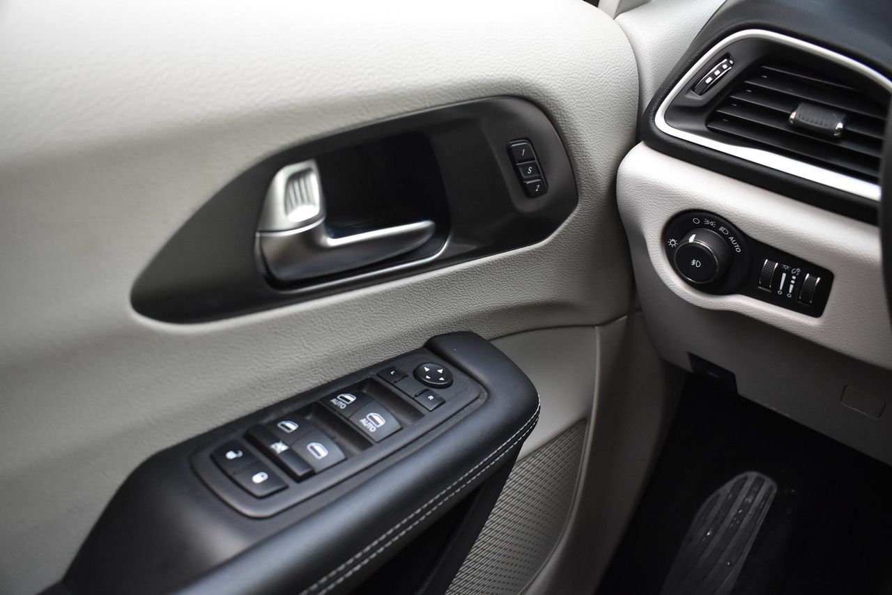 Used 2024 Chrysler Pacifica Touring-L FWD image 27