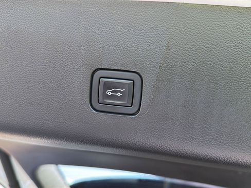 Used 2022 Chevrolet Traverse LT FWD image 35