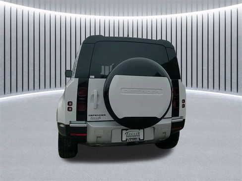 Used 2025 Land Rover Defender 110 S image 9