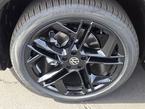 New 2026 Volkswagen Tiguan SE R-Line FWD image 5