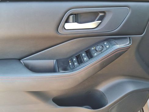 Used 2025 Nissan Rogue SV image 14