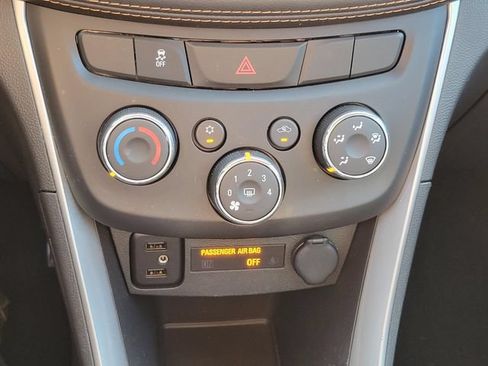 Used 2022 Chevrolet Trax LT w/ LT Convenience Package AWD/4WD image 19