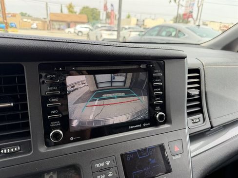Used 2018 Toyota Sienna SE FWD image 14