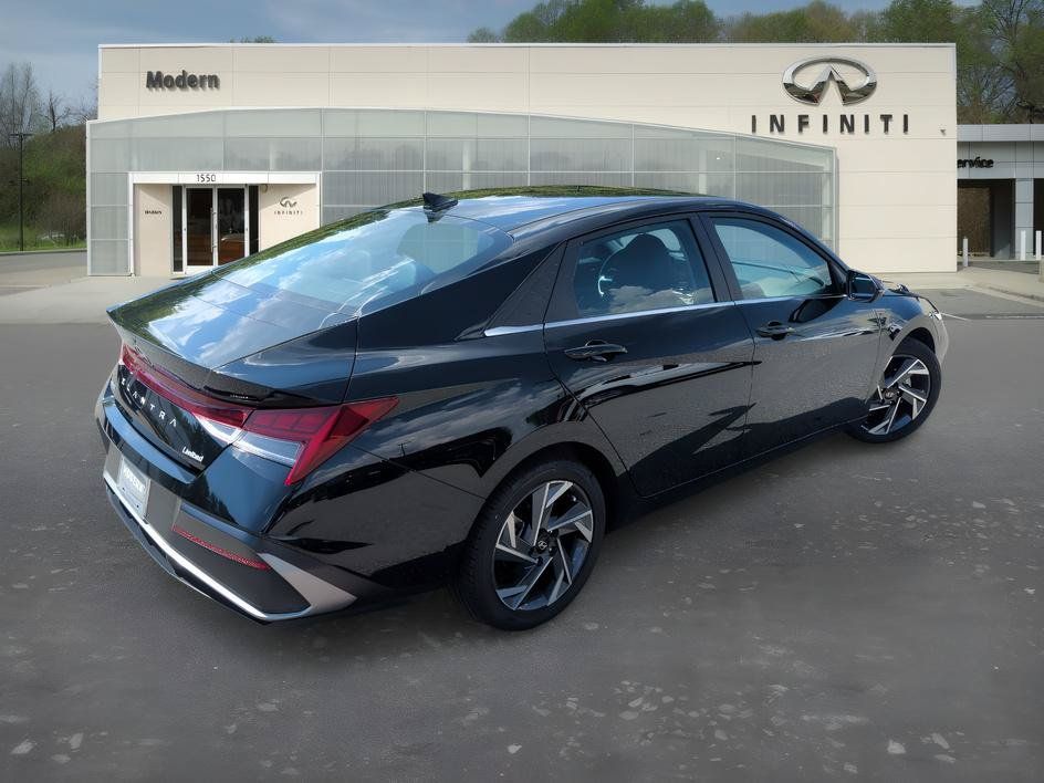 Used 2025 Hyundai Elantra Limited FWD image 4