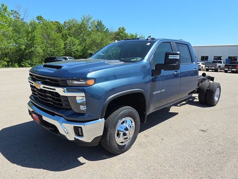New 2026 Chevrolet Silverado 3500 LT w/ Convenience Package AWD/4WD image 4
