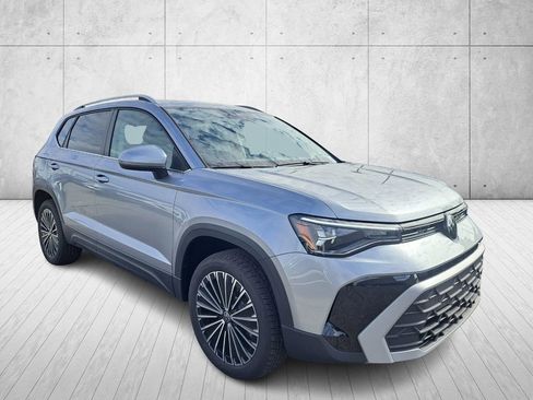 Used 2025 Volkswagen Taos SE image 3