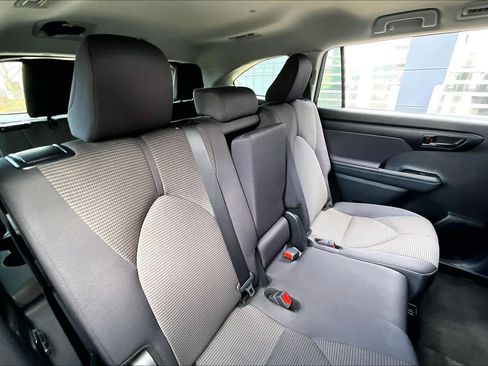 Used 2025 Toyota Highlander LE FWD image 20