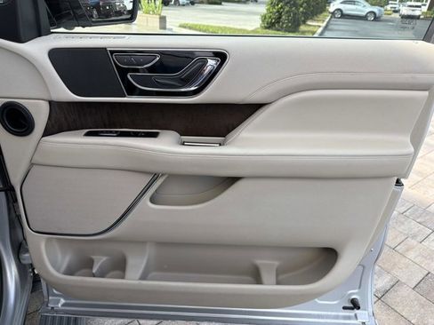 Used 2019 Lincoln Navigator Select w/ Technology Package image 17