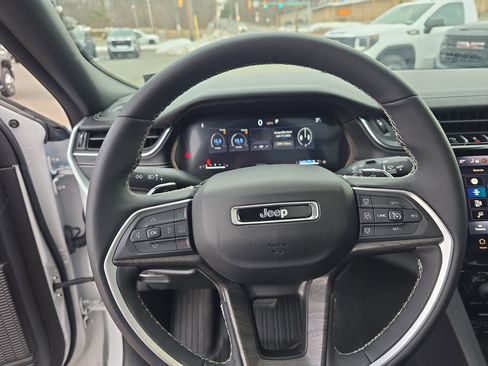 Used 2024 Jeep Grand Cherokee Limited w/ Luxury Tech Group II image 18