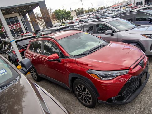 Used 2024 Toyota Corolla Cross SE image 7