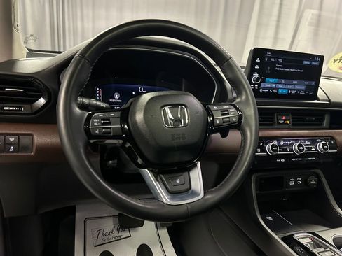 Used 2025 Honda Pilot Elite image 13
