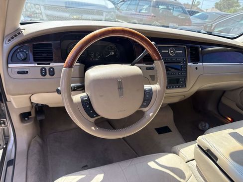 Used 2011 Lincoln Town Car Signature Limited RWD image 6