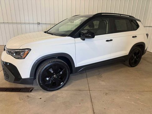 Used 2025 Volkswagen Taos SE image 2