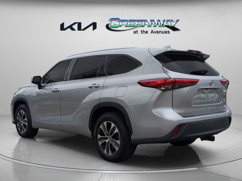 Used 2021 Toyota Highlander XLE FWD image 4