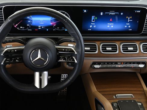 Used 2024 Mercedes-Benz GLS 450 4MATIC image 17