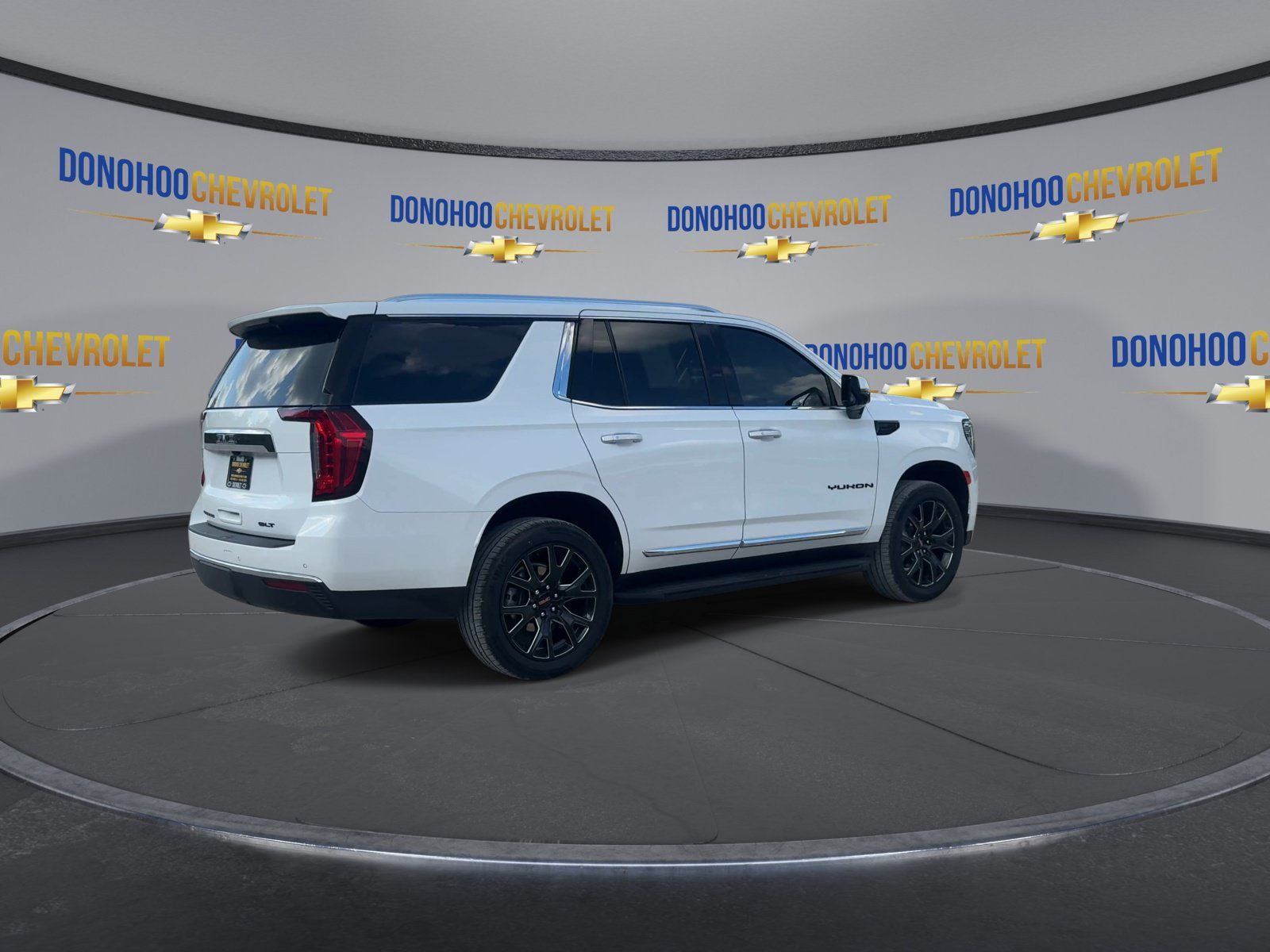 Used 2024 GMC Yukon SLT w/ SLT Premium Package AWD/4WD image 11