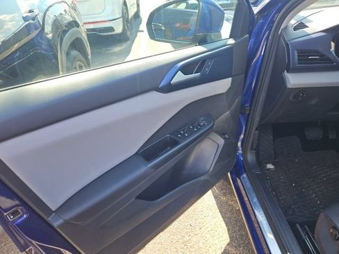 Used 2023 Volkswagen Taos SE w/ Panoramic Sunroof Package FWD image 12