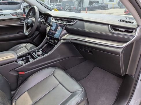 Used 2023 Jeep Grand Cherokee Limited w/ Luxury Tech Group II AWD/4WD image 28