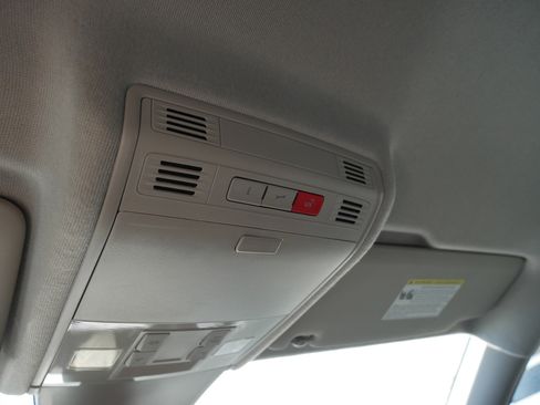 Used 2022 Volkswagen Tiguan SE image 32