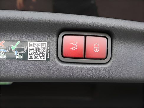 Used 2025 Mercedes-Benz C 300 4MATIC Sedan image 18