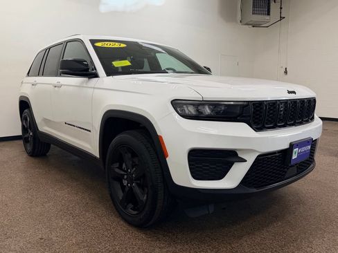 Used 2023 Jeep Grand Cherokee Altitude AWD/4WD image 9
