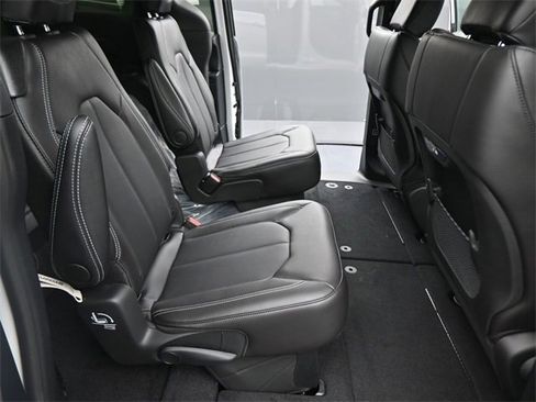 New 2026 Chrysler Pacifica Select image 36