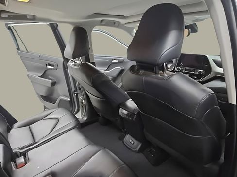 Used 2023 Toyota Highlander Limited image 30