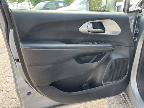 Used 2021 Chrysler Pacifica Touring w/ S Appearance Package FWD image 5