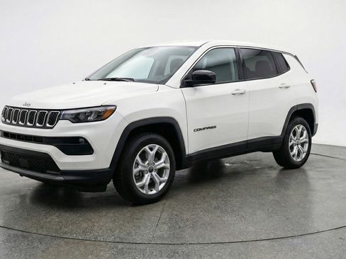 Used 2025 Jeep Compass Latitude AWD/4WD image 3