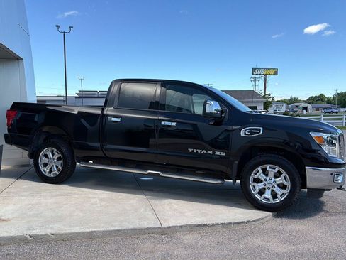 Used 2017 Nissan Titan SL AWD/4WD image 4
