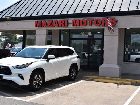 Used 2020 Toyota Highlander XLE AWD/4WD image 9