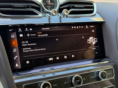 Used 2025 Bentley Bentayga image 24