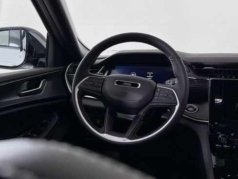 New 2025 Jeep Grand Cherokee Altitude image 11