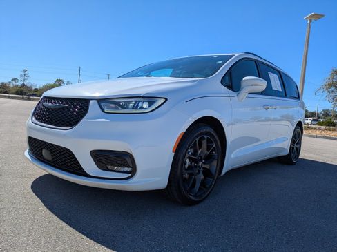 Used 2021 Chrysler Pacifica Touring-L w/ S Appearance Package image 9