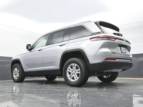 Used 2025 Jeep Grand Cherokee Laredo AWD/4WD image 45