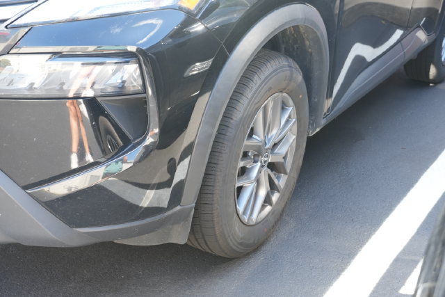 Used 2024 Nissan Rogue S AWD/4WD image 9